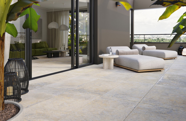 Terrasse moderne avec carrelage grand format effet pierre et espace détente extérieur.