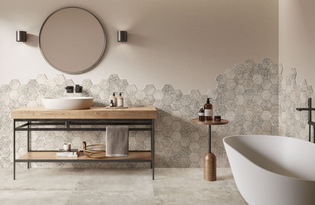 Salle de bains équipée de carrelage mural hexagonal