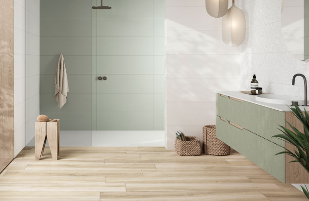 Salle de bains avec du carrelage imitation bois et du carrelage mural vert posés à l'horizontal