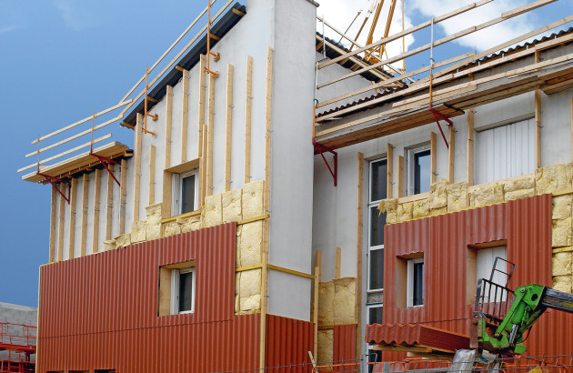 Mise en place d'isolation sur la façade extérieure d'une maison