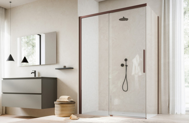 Grande douche vitrée avec profilés brun cuivré et robinetterie noire dans une salle de bains contemporaine.