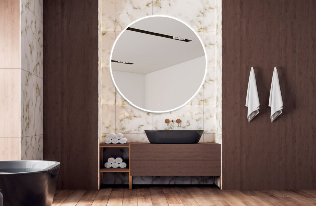 Grand miroir rond dans une salle de bains