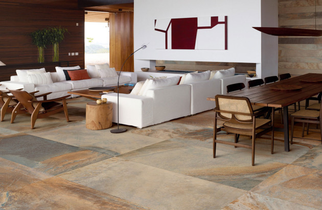 Grand salon ouvert avec un carrelage imitation pierre aux nuances chaudes et texturées