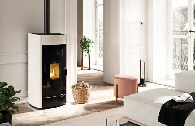 Poêle à granulés design blanc dans un intérieur lumineux et minimaliste avec panier de pellets.