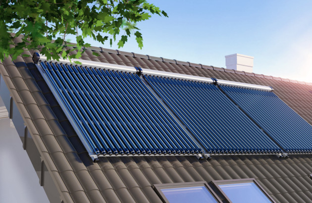 Groupement de panneaux solaires thermiques installé sur le toit d'une habitation