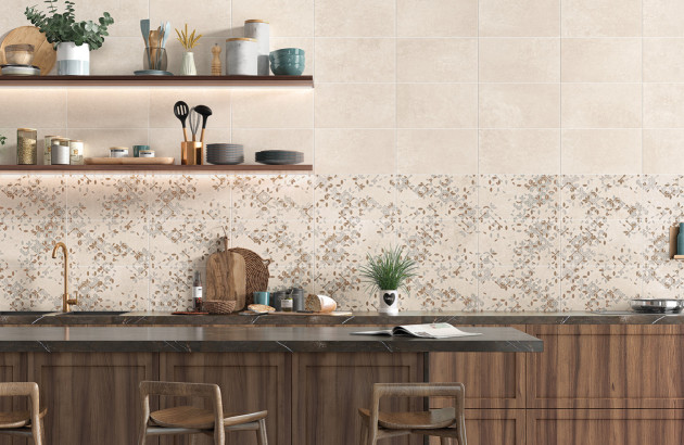Carrelage mural cuisine beige avec décor floral pour une ambiance authentique
