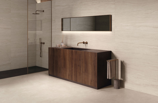 Salle de bains moderne avec meuble vasque en bois et carrelage mural beige