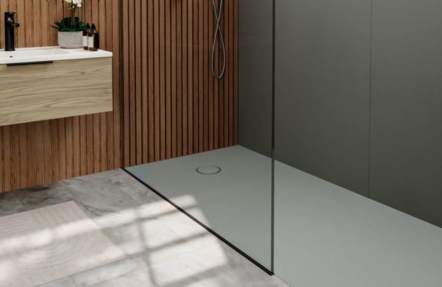 Douche à l’italienne avec receveur extra-plat gris et paroi en verre