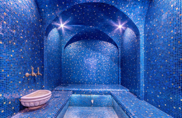 Hammam traditionnel recouvert de mosaïque bleue