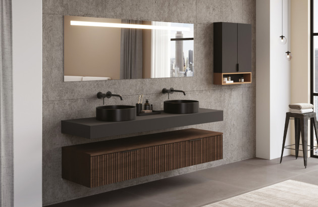 Salle de bains avec meuble double vasque et miroir