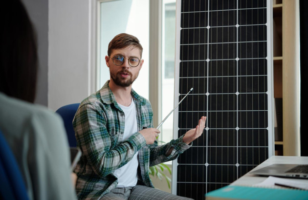 Homme qui explique le fonctionnement d'un panneau solaire