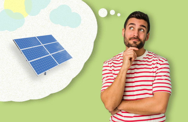 Homme qui se demande comment fonctionne un panneau solaire