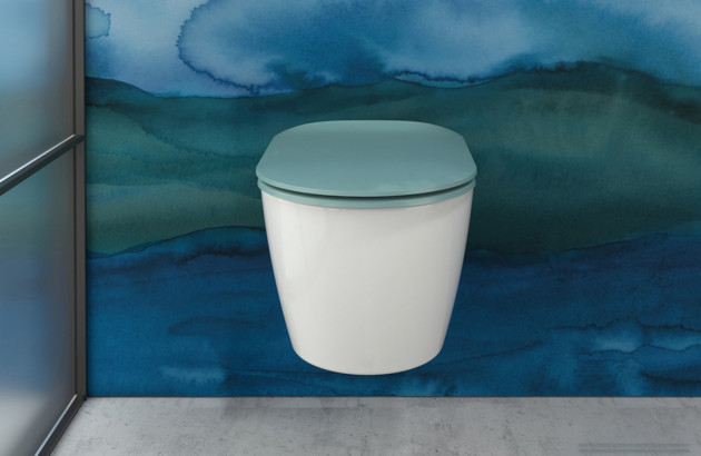 WC suspendu avec abattant coloré sur mur décoratif bleu, idée déco originale pour toilettes modernes