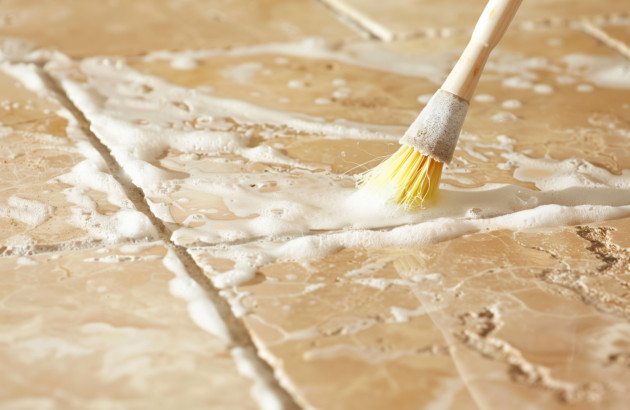 Application du produit hydrofuge sur les joints de carrelage