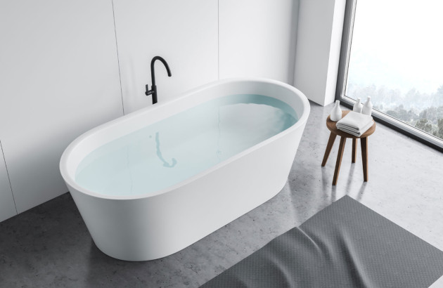 Baignoire auportante dans une salle de bain moderne