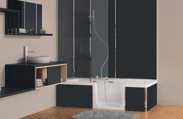 Baignoire ouverte pour PMR dans une salle de bains moderne