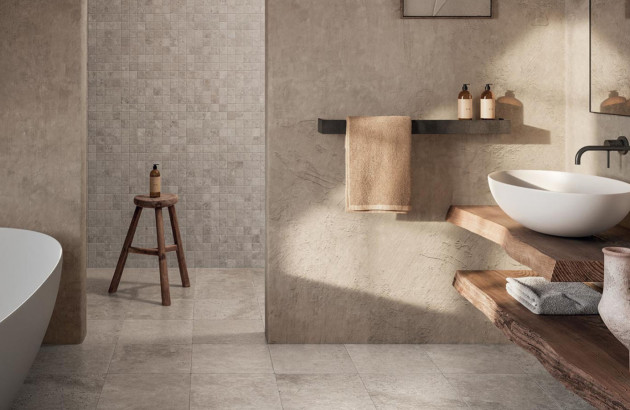 Carreaux beiges dans une salle de bains de maison de campagne