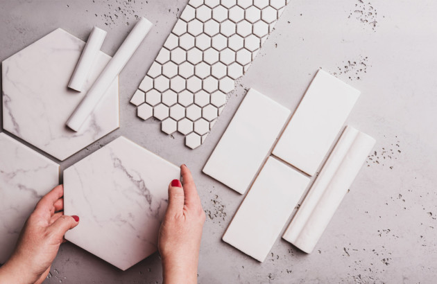 carreaux en marbre et céramique coupés en différentes formes