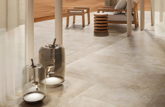 Carrelage beige mat dans un espace extérieur