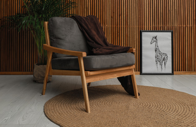 Carrelage effet parquet gris clair dans une pièce de repos avec mur en bois