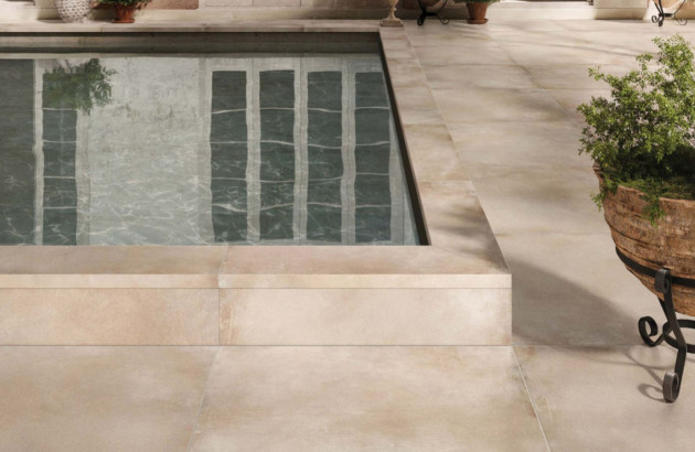 Carrelage habillant les bords d'une piscine de maison de campagne