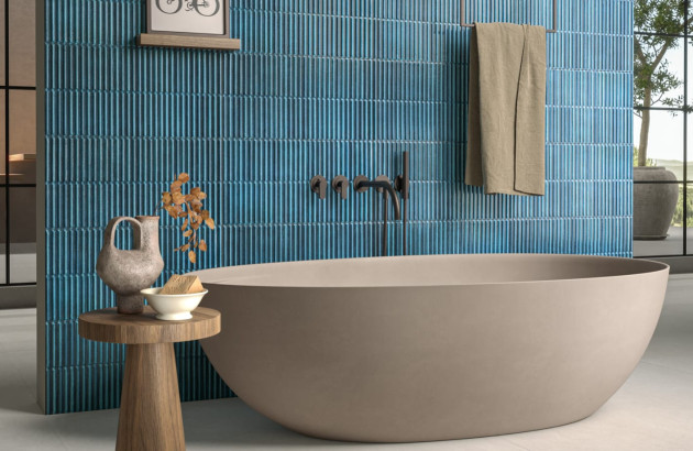 Carrelage metro bleu dans une salle de bain avec baignoire îlot