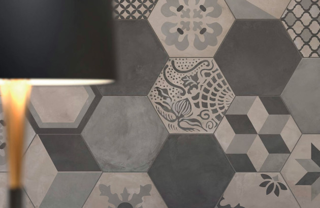 Carrelage en tomette à motifs baroque gris et blanc