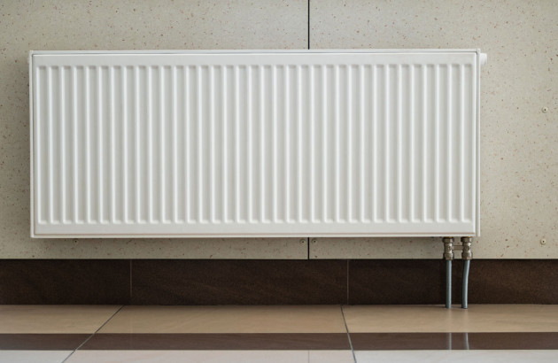 Chauffage central  rectangulaire posé devant un mur blanc