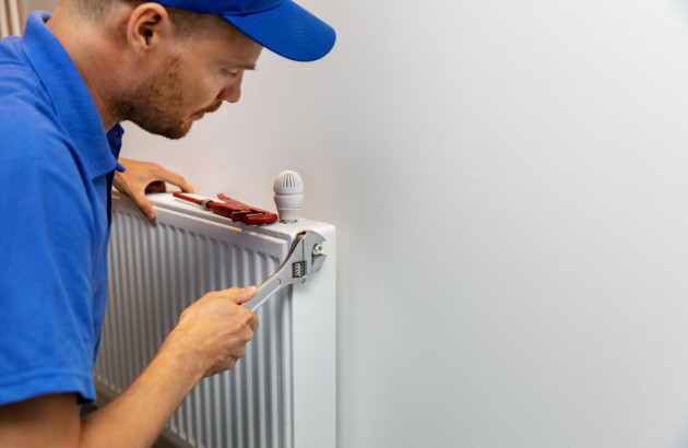 Chauffagiste effectue purge radiateur 