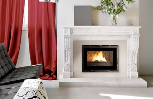 Cheminée en marbre blanc avec un insert à bois allumé