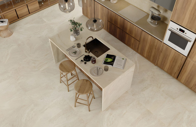 Cuisine habillée de carrelage beige clair