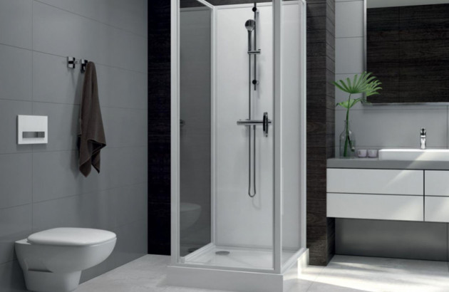 Douche encastrée dans une salle de bains grise moderne