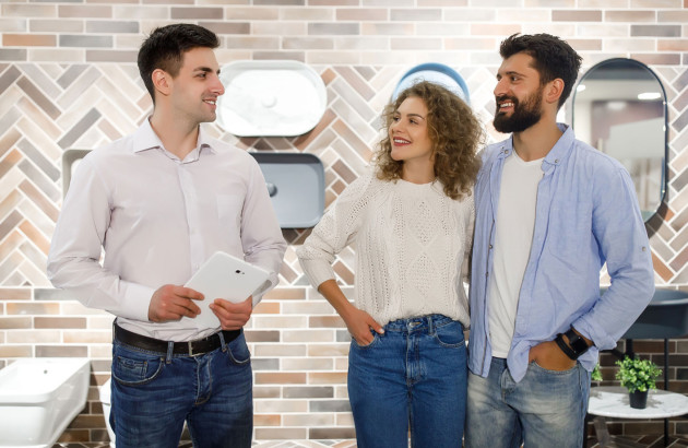 Échange d'un conseiller avec des clients à la recherche d'un artisan qualifié