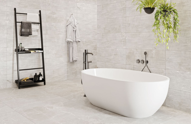 Étagères sur pieds dans une salle de bains moderne avec baignoire îlot