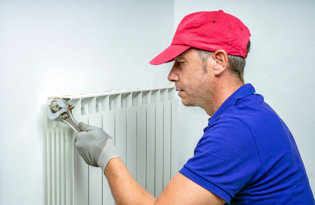 Évacuation air radiateur : desserrage valve pour rétablir chauffage.