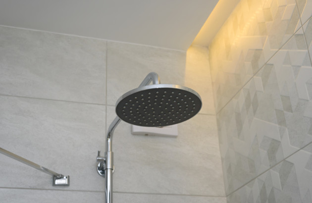 Faux plafond avec des lampes LED dans une salle de bain