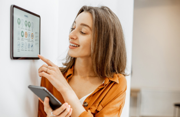 Femme en train de paramétrer un programme de gestion énergétique