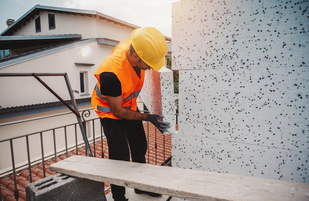 Homme faisant des travaux d'isolation pour maison