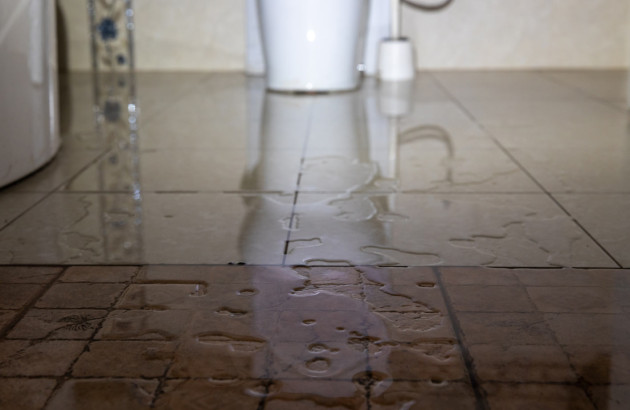Infiltration d'eau visible dans le sol
