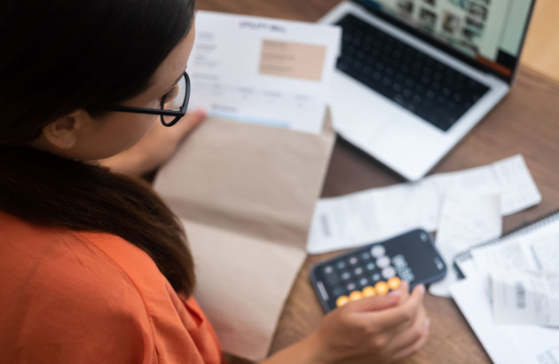 Jeune femme en train de calculer la surface à chauffer dans sa maison