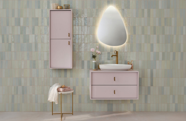 meubles vintage couleur rose dans une salle de bains moderne minimaliste