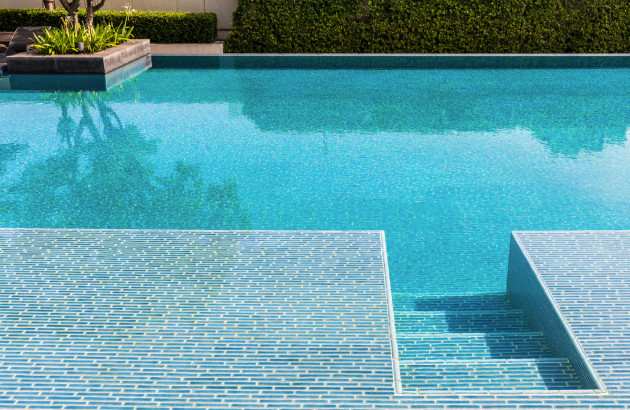 Mosaïque aux abords d'une piscine
