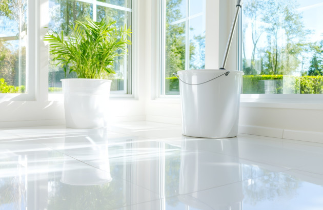 Nettoyage du carrelage blanc brillant