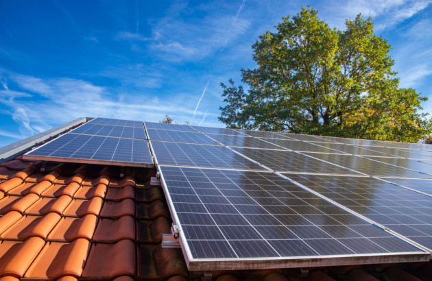 Panneaux solaires installés dans un toit
