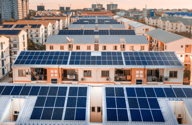 Panneaux solaires sur les toits des maisons