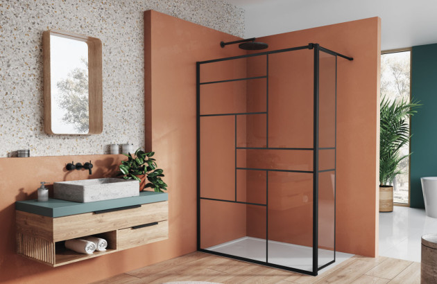 Paroi de douche battante dans une salle de bains couleur terracotta