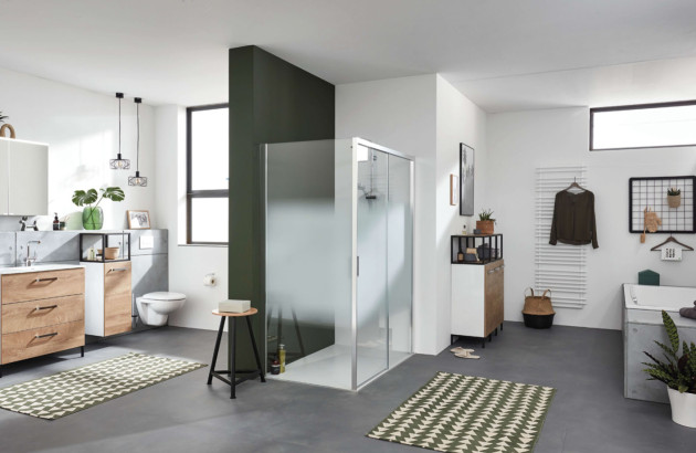 Paroi de douche coulissante dans une grande salle de bains