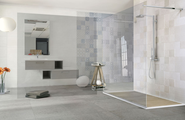 Paroi de douche fixe dans une salle de bains moderne