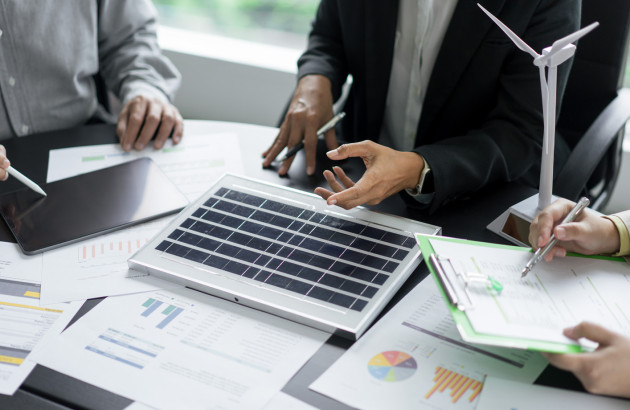 Personnes calculant le rendement des panneaux photovoltaïques