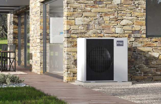 Pompe à chaleur moderne installée à l'extérieur d'une maison